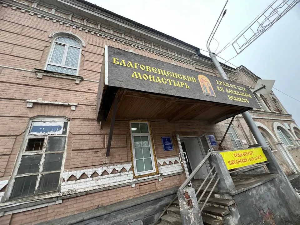 Вход в храм с улицы Сочинской: крыльцо под вывеской «Благовещенский монастырь»