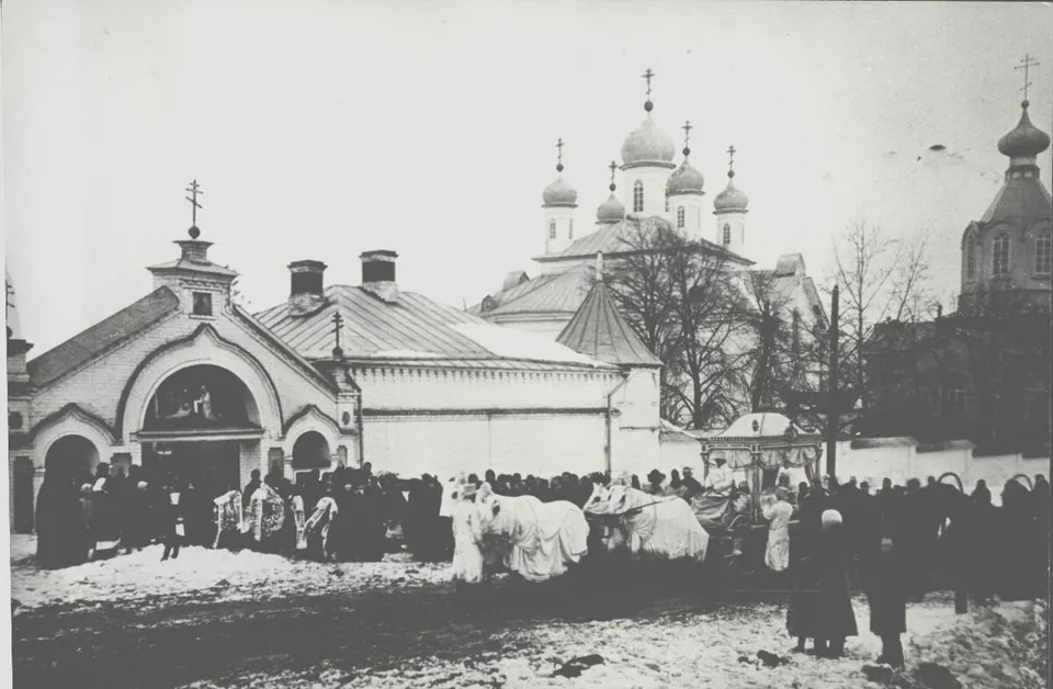 Процессия у ворот обители