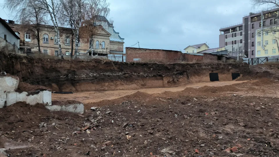 Раскопки монастырского кладбища у стен храма